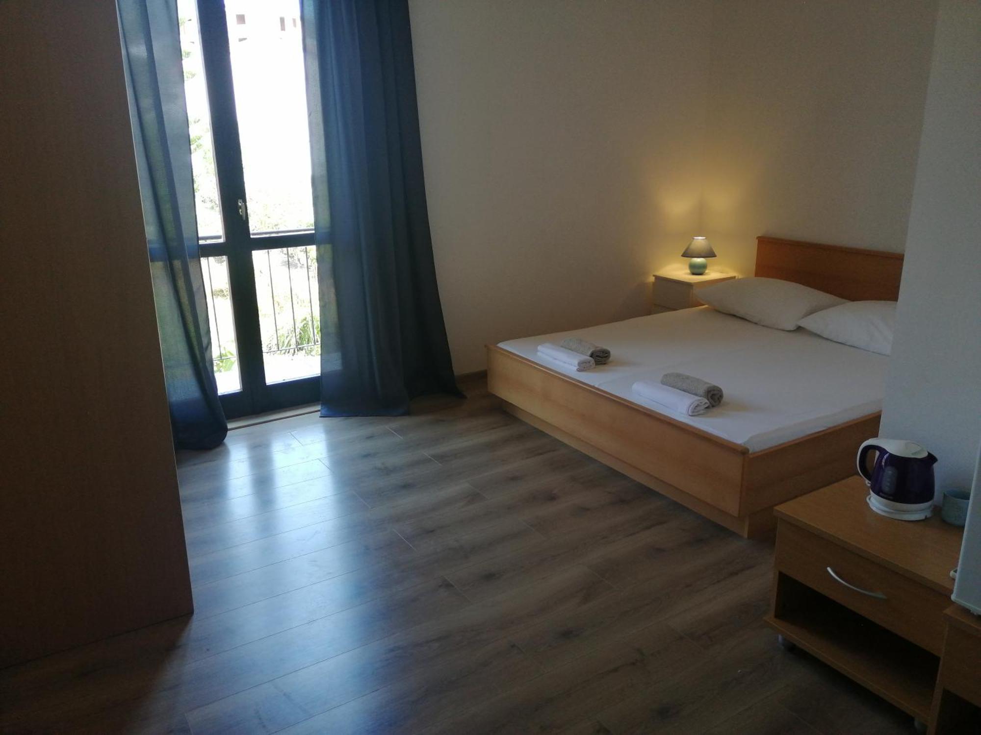 Trim Rooms And Apartments Ловиште Экстерьер фото