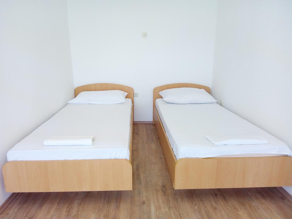 Trim Rooms And Apartments Ловиште Экстерьер фото