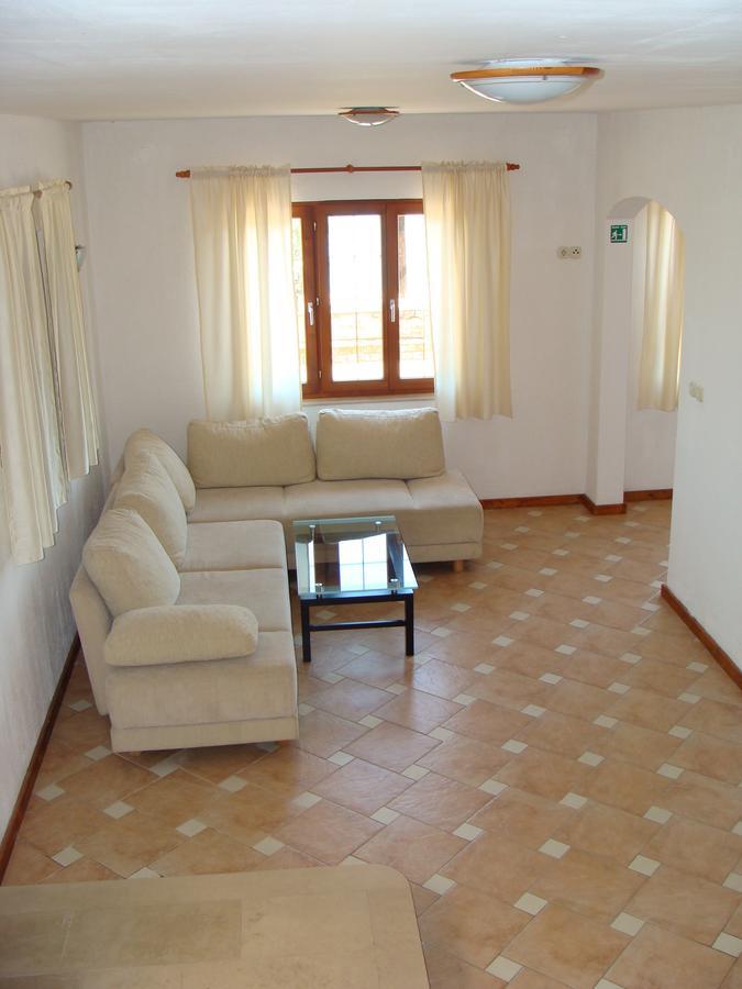 Trim Rooms And Apartments Ловиште Экстерьер фото